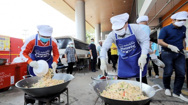 คนปทุมฯไม่ทิ้งกัน จัดตั้งครัวสนามแจกข้าวกล่องช่วยประชาชน