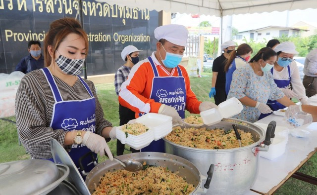 คนปทุมฯไม่ทิ้งกัน จัดตั้งครัวสนามแจกข้าวกล่องช่วยประชาชน