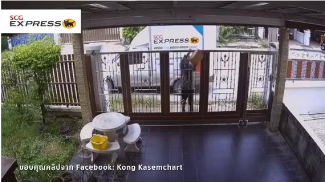 เผยโฉมหน้า! "พนักงานส่งของค่ายดัง" สุดทุ่มเท แม้เจ้าของบอกให้โยนกล่องได้