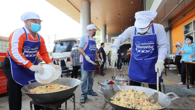 คนปทุมฯไม่ทิ้งกัน จัดตั้งครัวสนามแจกข้าวกล่องช่วยประชาชน
