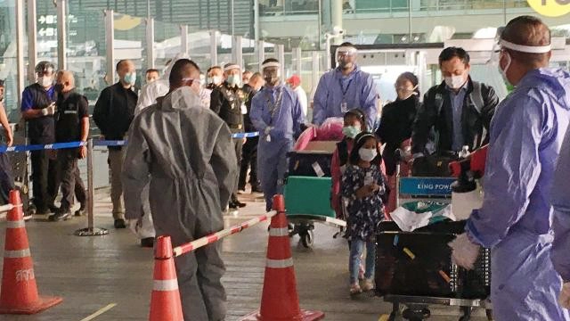 42 คนไทยในมัลดีฟส์กลับถึงไทยแล้ว ส่งกักตัว พบ 1 คนไข้สูง