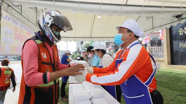 คนปทุมฯไม่ทิ้งกัน จัดตั้งครัวสนามแจกข้าวกล่องช่วยประชาชน