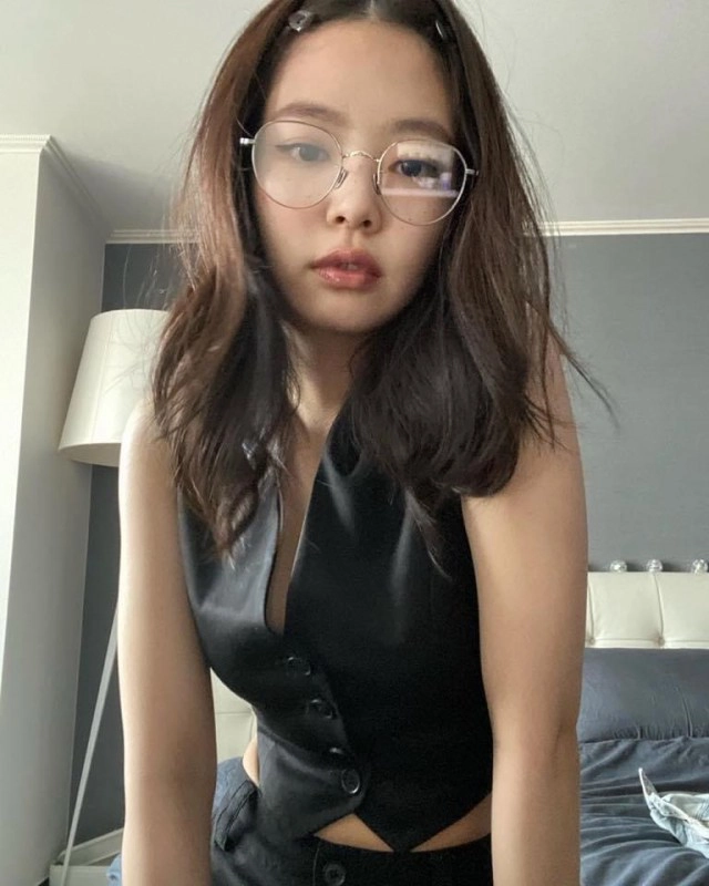 "เจนนี่" โพสต์ท่าสุดแซ่บ!! ขายแว่นแบบ WFH (Work from Home)