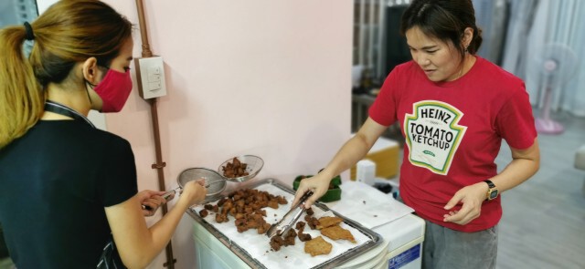 นางฟ้า"โนโน่" ลุยขาย"หมูทอด"สู้วิกฤติ"โควิด"