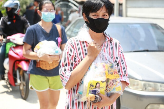 "ทิพานัน" แจกถุงยังชีพสู้ภัยโควิด เผย "บิ๊กป้อม" กำชับลงพื้นที่รับฟังเสียงสะท้อน ปชช.