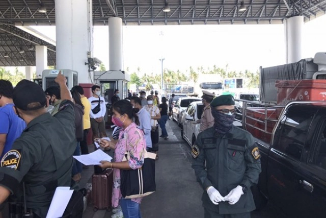 ปลัด มท.สั่งผู้ว่าฯ เปิดทางรับคนภูเก็ตกลับบ้าน ชี้คนเหล่านี้ถูกคำสั่งปิดเมือง กักตัวมา 30 วันแล้ว