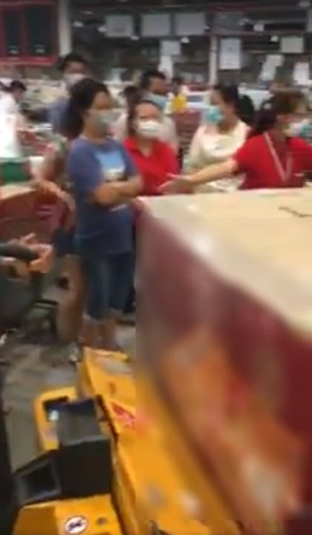 ปชช.ยืนรุมซื้อ หลังเปิดขายเหล้า-เบียร์ วันแรก หมดในไม่กี่วินาที
