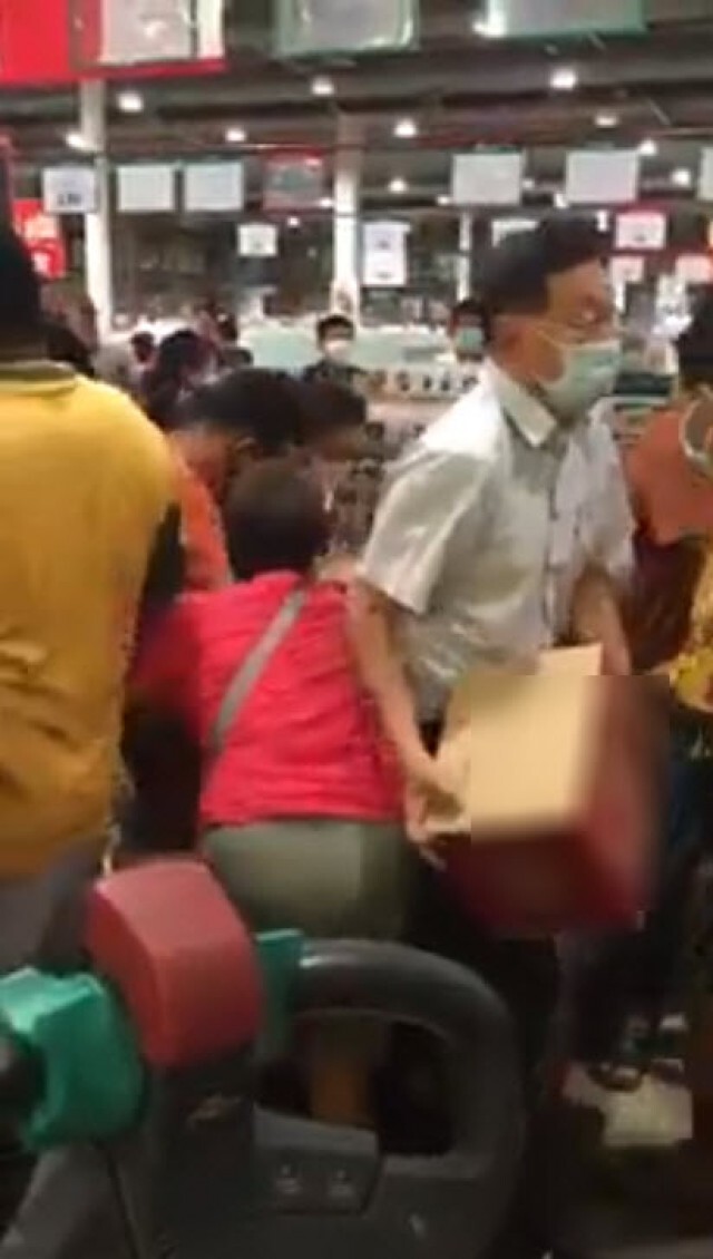 ปชช.ยืนรุมซื้อ หลังเปิดขายเหล้า-เบียร์ วันแรก หมดในไม่กี่วินาที