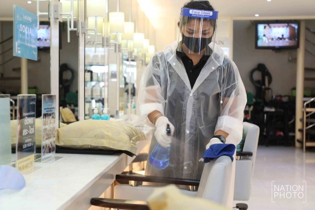 ร้านตัดผมย่านสยาม! เปิดบริการวันแรกเข้มมาตราการป้องกันโควิด-19 สร้างความมั่นใจแก่ลูกค้า