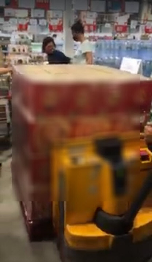 ปชช.ยืนรุมซื้อ หลังเปิดขายเหล้า-เบียร์ วันแรก หมดในไม่กี่วินาที