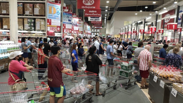 เปิดภาพ! ประชาชนแห่ซื้อ เหล้า-เบียร์ หลังรัฐบาลผ่อนปรนเปิดให้จำหน่าย ทดลองระยะแรก 14 วัน