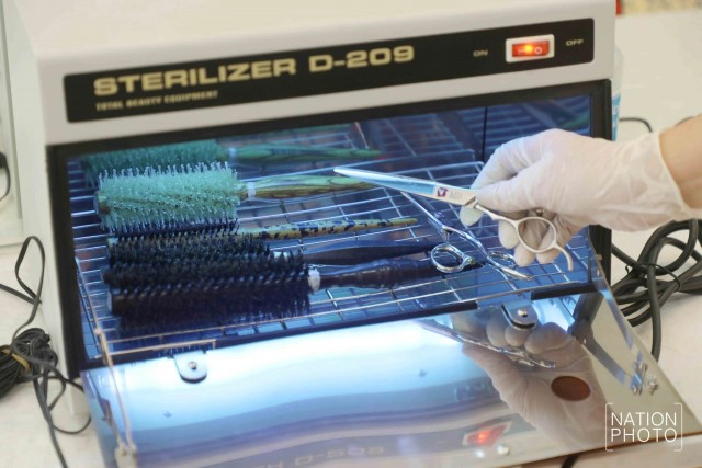 ร้านตัดผมย่านสยาม! เปิดบริการวันแรกเข้มมาตราการป้องกันโควิด-19 สร้างความมั่นใจแก่ลูกค้า