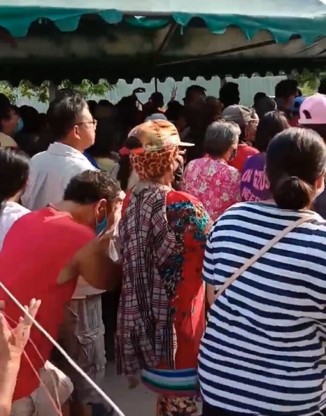 ปชช.แห่รับของแจกแน่นศาลา ด้าน จนท. เผย จัดระเบียบแล้วไม่วายถูกด่า-ถ่ายคลิปประจาน