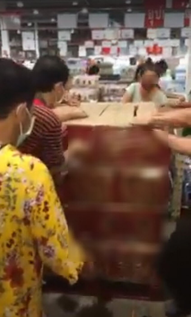 ปชช.ยืนรุมซื้อ หลังเปิดขายเหล้า-เบียร์ วันแรก หมดในไม่กี่วินาที