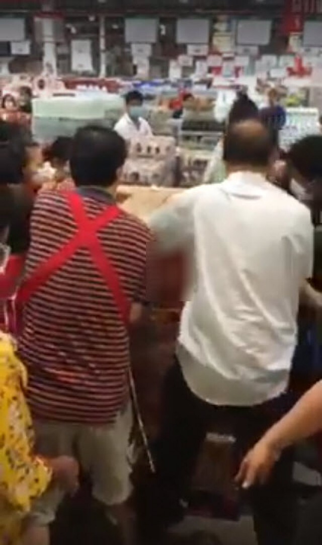ปชช.ยืนรุมซื้อ หลังเปิดขายเหล้า-เบียร์ วันแรก หมดในไม่กี่วินาที