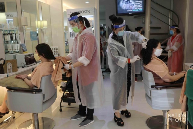 ร้านตัดผมย่านสยาม! เปิดบริการวันแรกเข้มมาตราการป้องกันโควิด-19 สร้างความมั่นใจแก่ลูกค้า