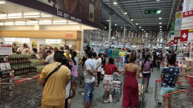 เปิดภาพ! ประชาชนแห่ซื้อ เหล้า-เบียร์ หลังรัฐบาลผ่อนปรนเปิดให้จำหน่าย ทดลองระยะแรก 14 วัน