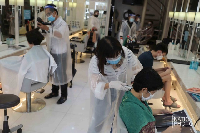 ร้านตัดผมย่านสยาม! เปิดบริการวันแรกเข้มมาตราการป้องกันโควิด-19 สร้างความมั่นใจแก่ลูกค้า
