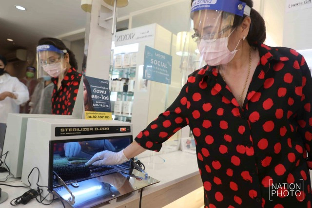 ร้านตัดผมย่านสยาม! เปิดบริการวันแรกเข้มมาตราการป้องกันโควิด-19 สร้างความมั่นใจแก่ลูกค้า