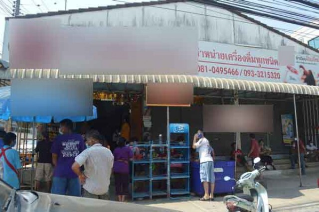 ร้านค้าเหล้าคึกคักลูกค้าแห่รับบัตรคิวซื้อไปจำหน่าย