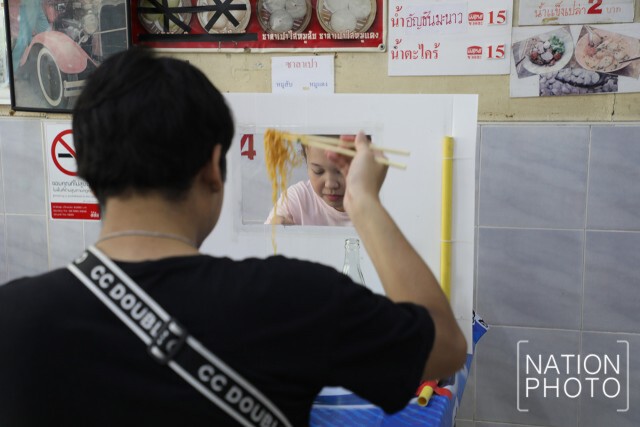 ร้านจิวก๋วยเตี๋ยวปลาเยาวราช สุดเจ๋ง!! ทำฉากกั้นกันโรค นวัตกรรมไทยประดิษฐ์