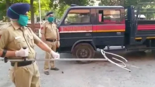 ตำรวจอินเดียโชว์อุปกรณ์จับคนร้ายยุคโควิด-19