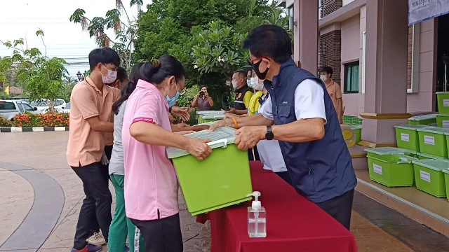 โรงแรมดังเมืองนางรอง มอบข้าวสาร-เงินสด 200 บาท ช่วยประชาชน