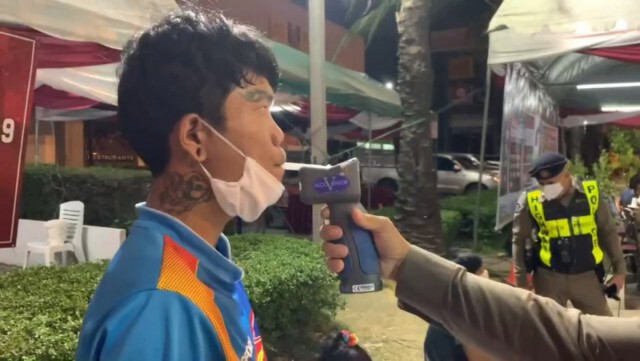 รวบสามวัยรุ่นไม่สนเคอร์ฟิว ซดเหล้าซิ่งกระบะเข้ากรุง