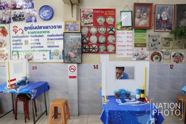 ร้านจิวก๋วยเตี๋ยวปลาเยาวราช สุดเจ๋ง!! ทำฉากกั้นกันโรค นวัตกรรมไทยประดิษฐ์