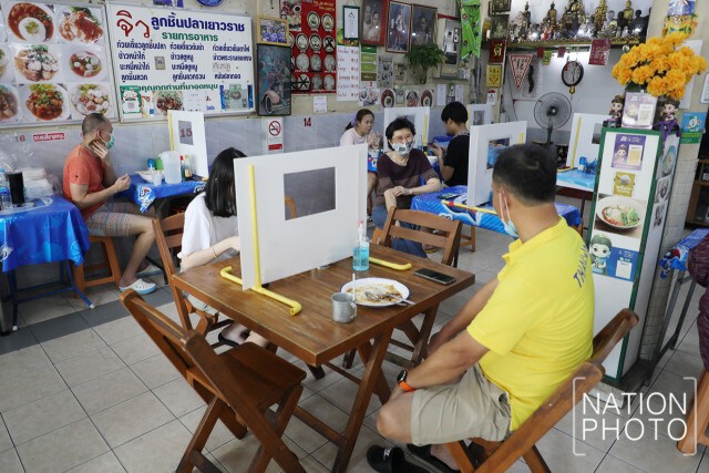 ร้านจิวก๋วยเตี๋ยวปลาเยาวราช สุดเจ๋ง!! ทำฉากกั้นกันโรค นวัตกรรมไทยประดิษฐ์