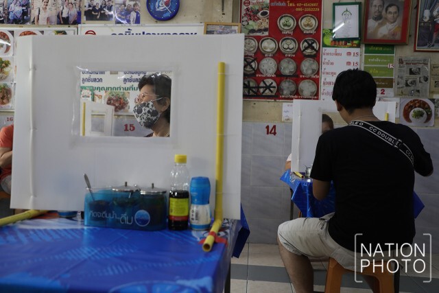 ร้านจิวก๋วยเตี๋ยวปลาเยาวราช สุดเจ๋ง!! ทำฉากกั้นกันโรค นวัตกรรมไทยประดิษฐ์