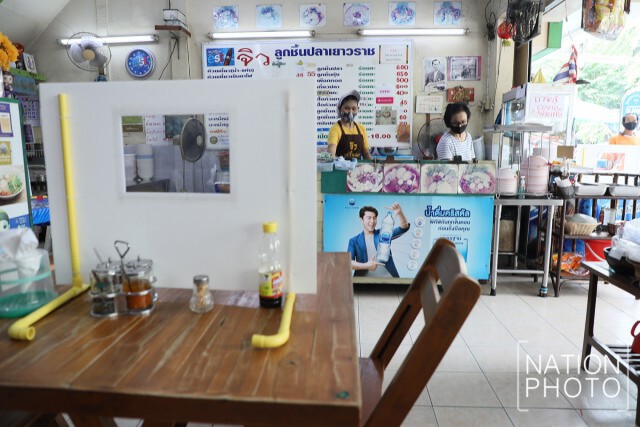 ร้านจิวก๋วยเตี๋ยวปลาเยาวราช สุดเจ๋ง!! ทำฉากกั้นกันโรค นวัตกรรมไทยประดิษฐ์