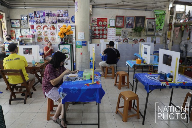 ร้านจิวก๋วยเตี๋ยวปลาเยาวราช สุดเจ๋ง!! ทำฉากกั้นกันโรค นวัตกรรมไทยประดิษฐ์
