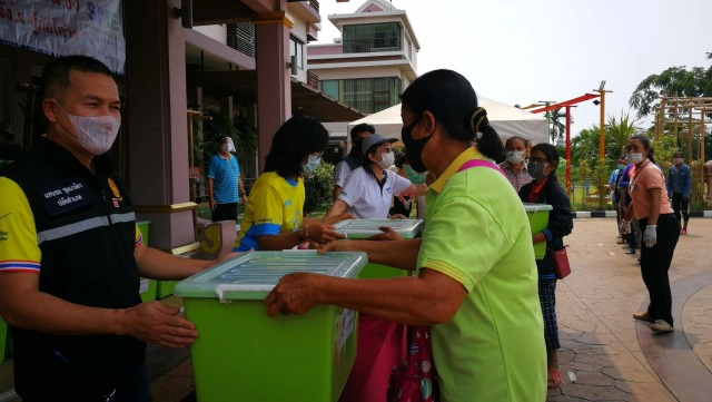 โรงแรมดังเมืองนางรอง มอบข้าวสาร-เงินสด 200 บาท ช่วยประชาชน