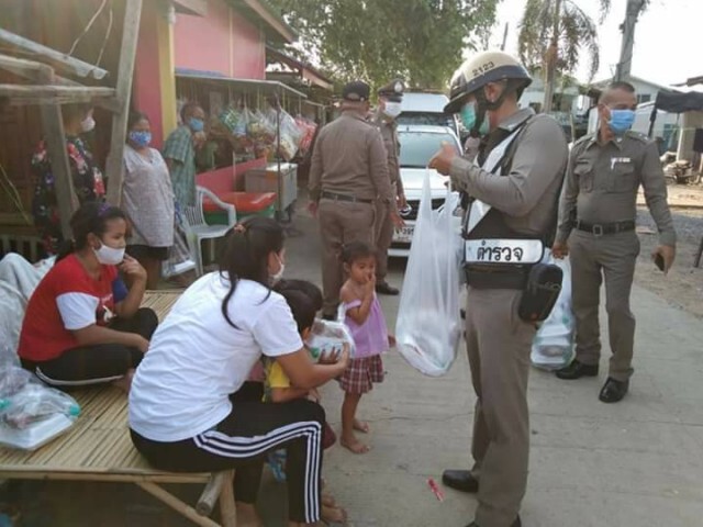 ตำรวจลุยเชิงรุกจัดโครงการ "ตำรวจปันน้ำใจรับอาหารฟรี"