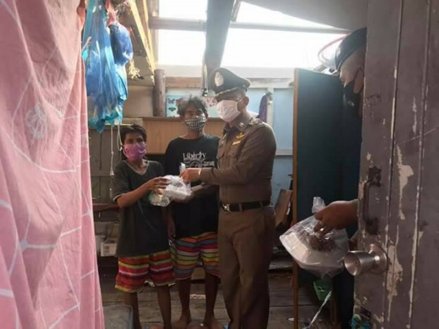 ตำรวจลุยเชิงรุกจัดโครงการ "ตำรวจปันน้ำใจรับอาหารฟรี"