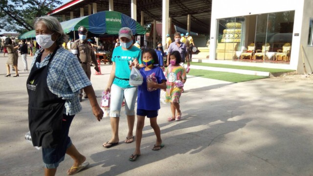 สุดยอด! ตำรวจสุราษฎร์ฯแจกถุงยังชีพ ผู้การฯลงมือจัดระเบียบเอง