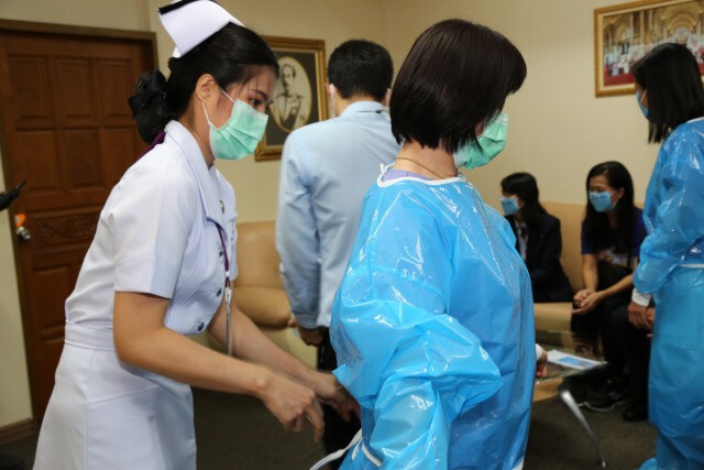 IRPC -ลาวัณย์วิสุทธิ์ฯ มอบเสื้อกาวน์-แอลกอฮอล์ รพ.กลางสู้ภัยโควิด–19