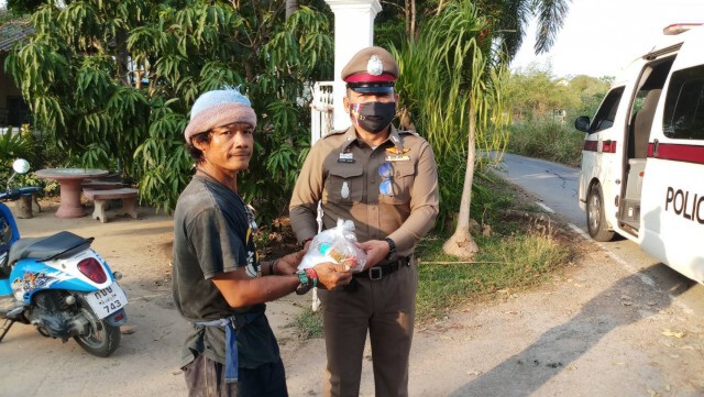 ตำรวจลุยเชิงรุกจัดโครงการ "ตำรวจปันน้ำใจรับอาหารฟรี"