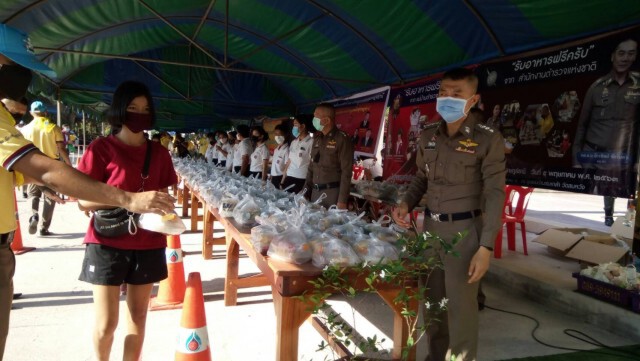 สุดยอด! ตำรวจสุราษฎร์ฯแจกถุงยังชีพ ผู้การฯลงมือจัดระเบียบเอง