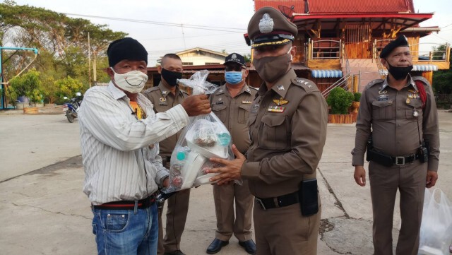 ตำรวจลุยเชิงรุกจัดโครงการ "ตำรวจปันน้ำใจรับอาหารฟรี"