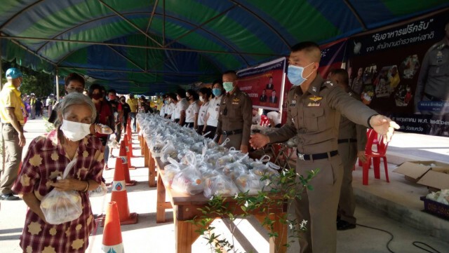 สุดยอด! ตำรวจสุราษฎร์ฯแจกถุงยังชีพ ผู้การฯลงมือจัดระเบียบเอง