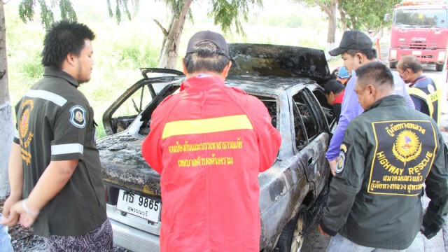 ชายวัย 56 ปี ควบเก๋งไปจ่ายค่าไฟ โชคร้ายไฟไหม้รถหวิดถูกย่างสด