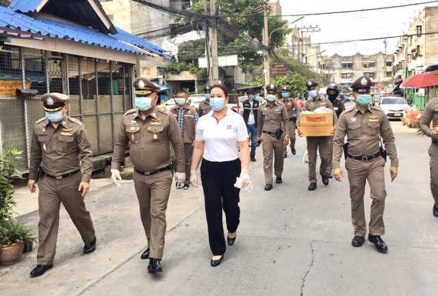 ผู้การปทุมจับมือ อสม.แจกข้าวกล่องโครงการรับอาหารฟรี