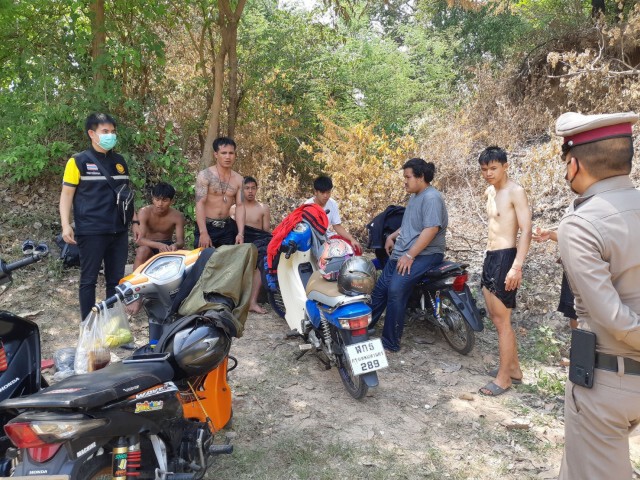 นทท.นับร้อยหนีกระเจิงเจอหน่วยปราบมั่วสุมเล่นน้ำเสี่ยงโควิด