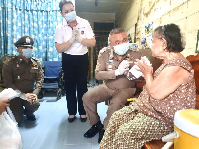 ผู้การปทุมจับมือ อสม.แจกข้าวกล่องโครงการรับอาหารฟรี