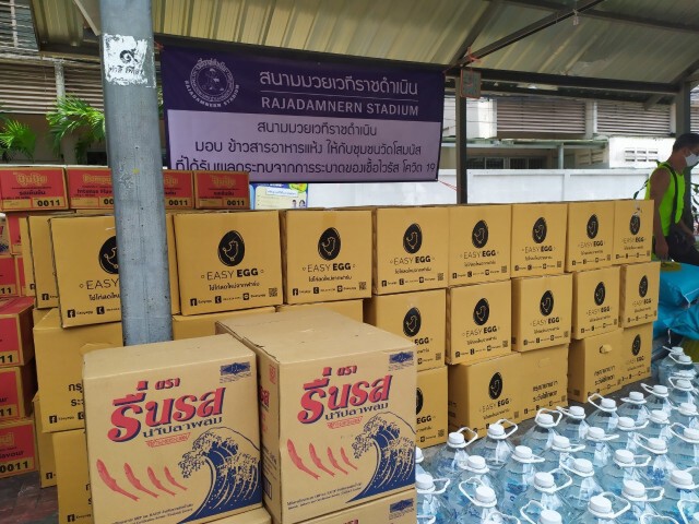 เวที"ราชดำเนิน"ขนข้าวสาร – อาหารแห้ง ช่วยชุมชน"วัดโสมนัส"