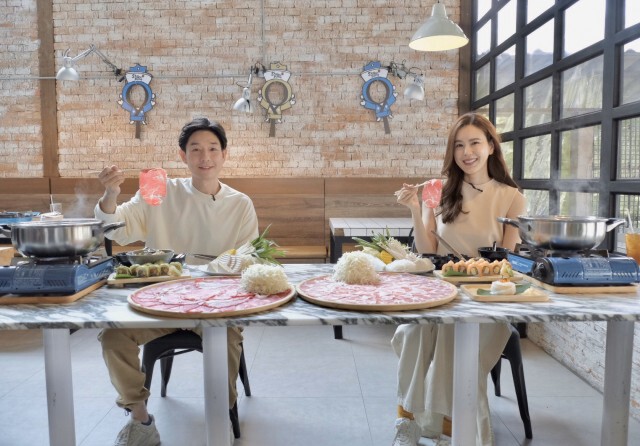 ยิ้มแล้ว "บอย - เจี๊ยบ" เปิดร้านชาบู หลังคลายล็อค