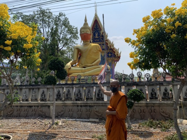 ฮือฮา! พระพุทธรูปหน้าวัดนิเทศราษฎร์ประดิษฐ์ สวมใส่แมส
