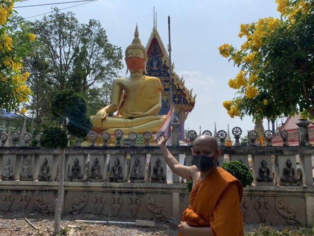 ฮือฮา! พระพุทธรูปหน้าวัดนิเทศราษฎร์ประดิษฐ์ สวมใส่แมส